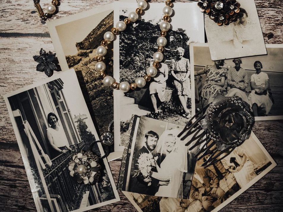 семейная реликвия: украшение на фоне старинных фотографий