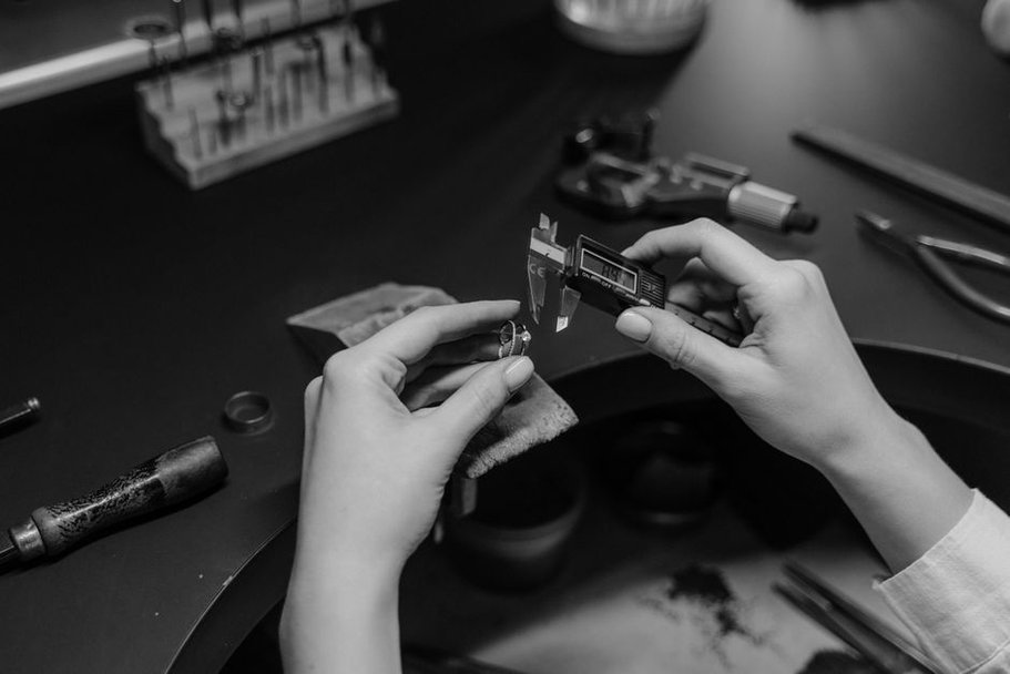 ювелирная мастерская в процессе работы