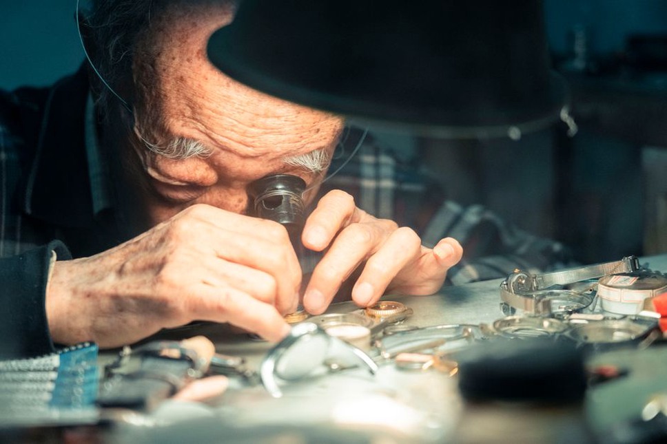 Мастер осматривает кольцо через лупу