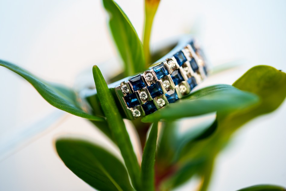 Закрепщик устанавливает камень в подготовленную оправу