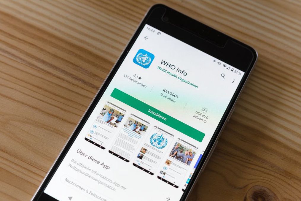 телефон Android рядом с загруженным файлом