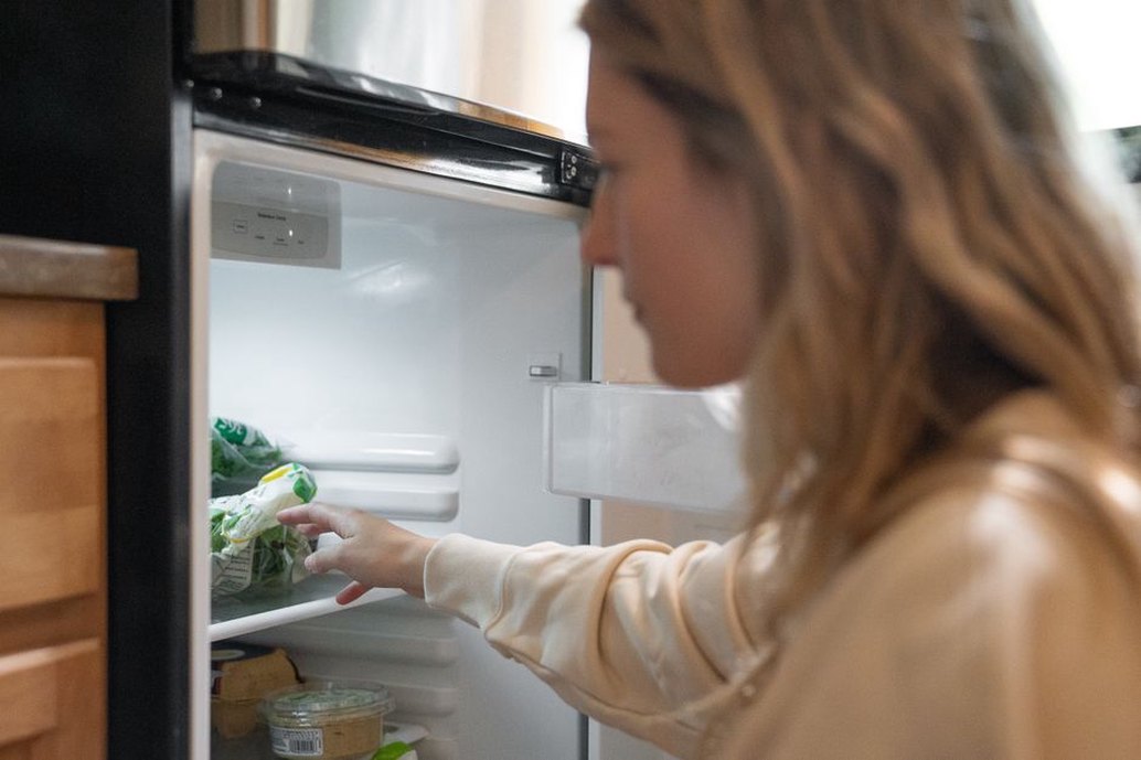 Проверка овощей и готовых продуктов в холодильнике